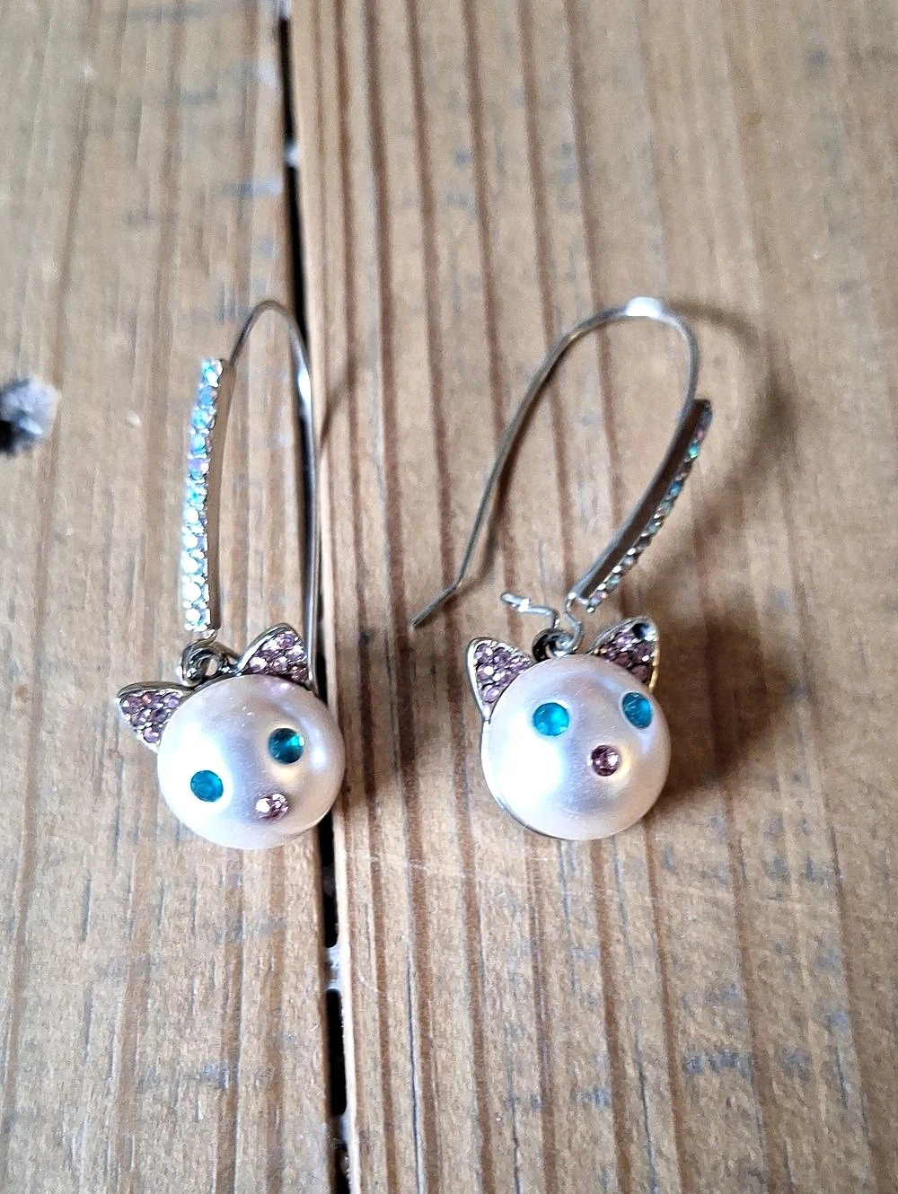 Betse12y Johnson Cat Drop Earrings in White & Pink Like New
